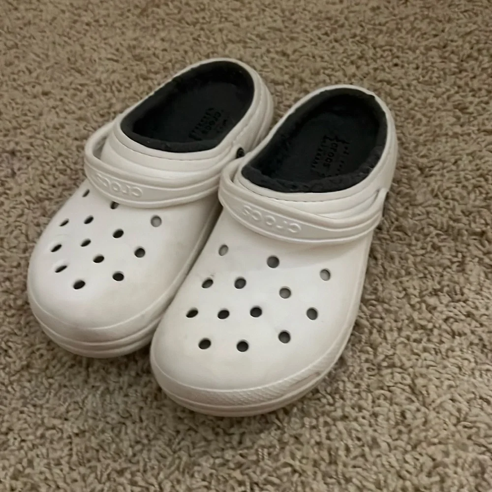 fluffy crocs, junior size 4 - Picture 1 of 3